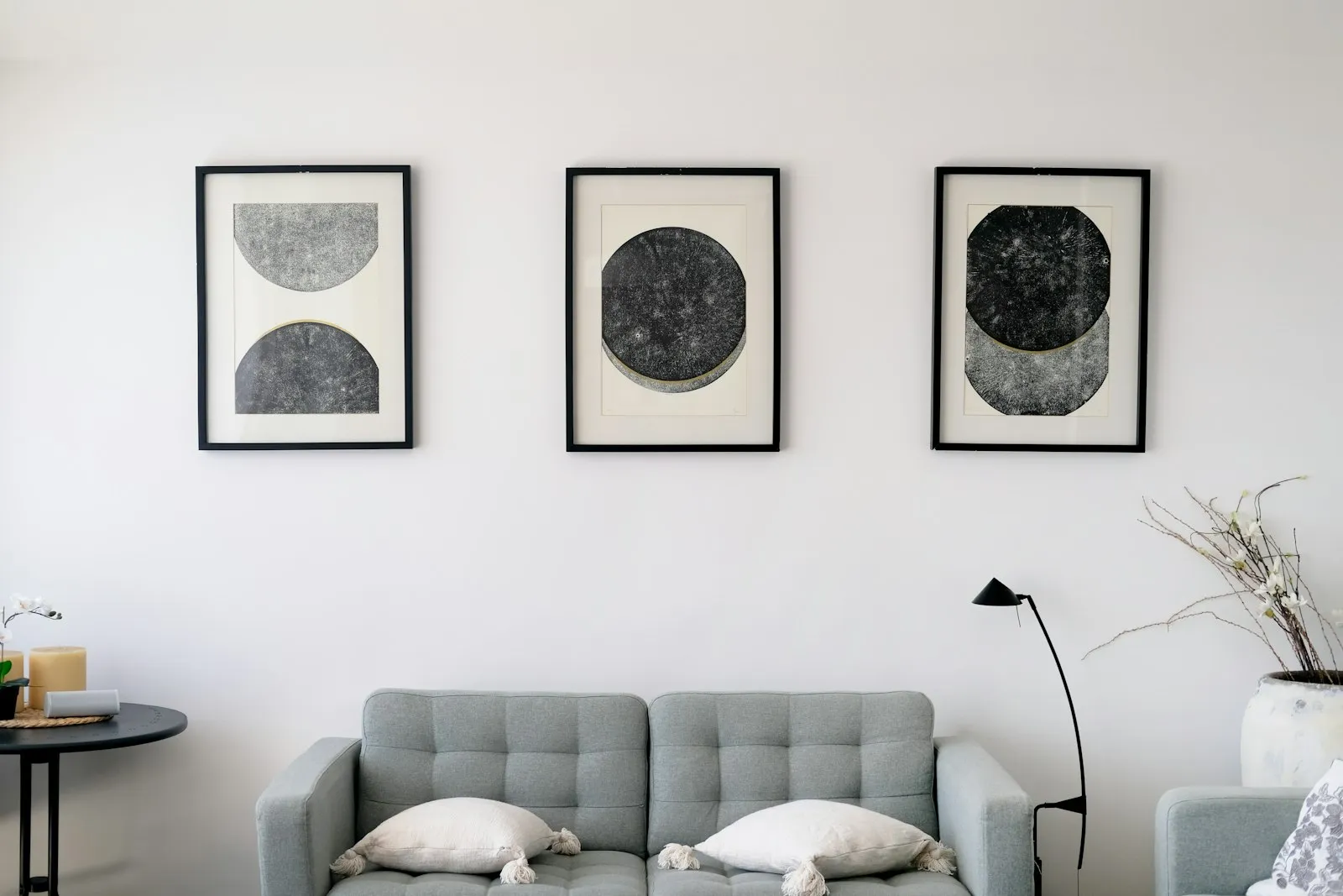 Quadros em preto e branco na parede acima do sofá