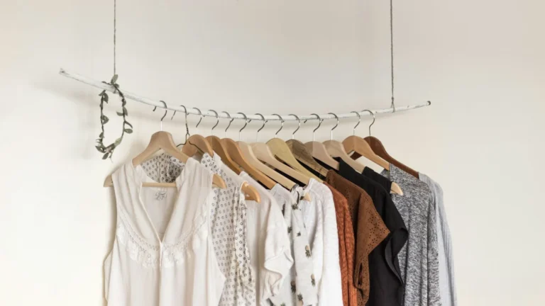Como tirar cheiro de roupa guardada sem lavar tudo de novo