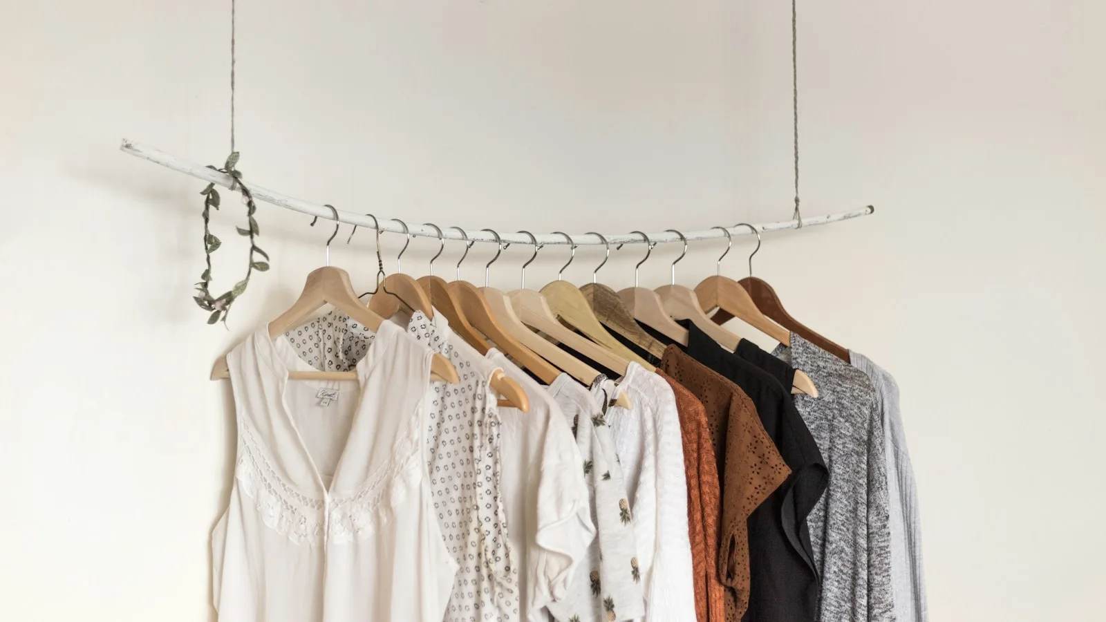Como tirar cheiro de roupa guardada sem lavar tudo de novo