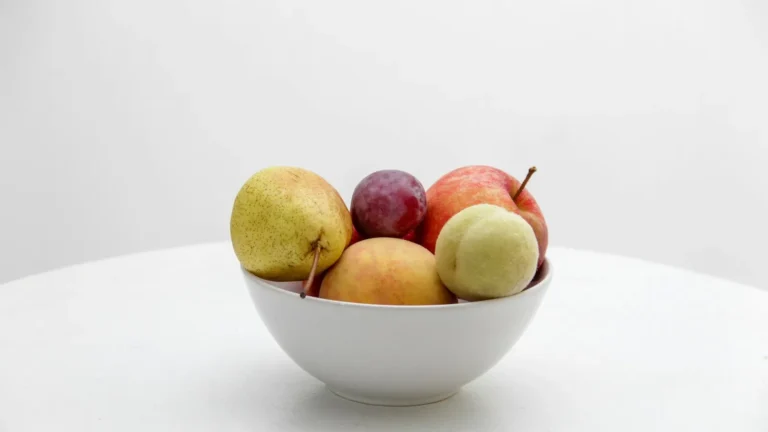 Fruteira na cozinha, onde aparecem mosquitinhos de fruta
