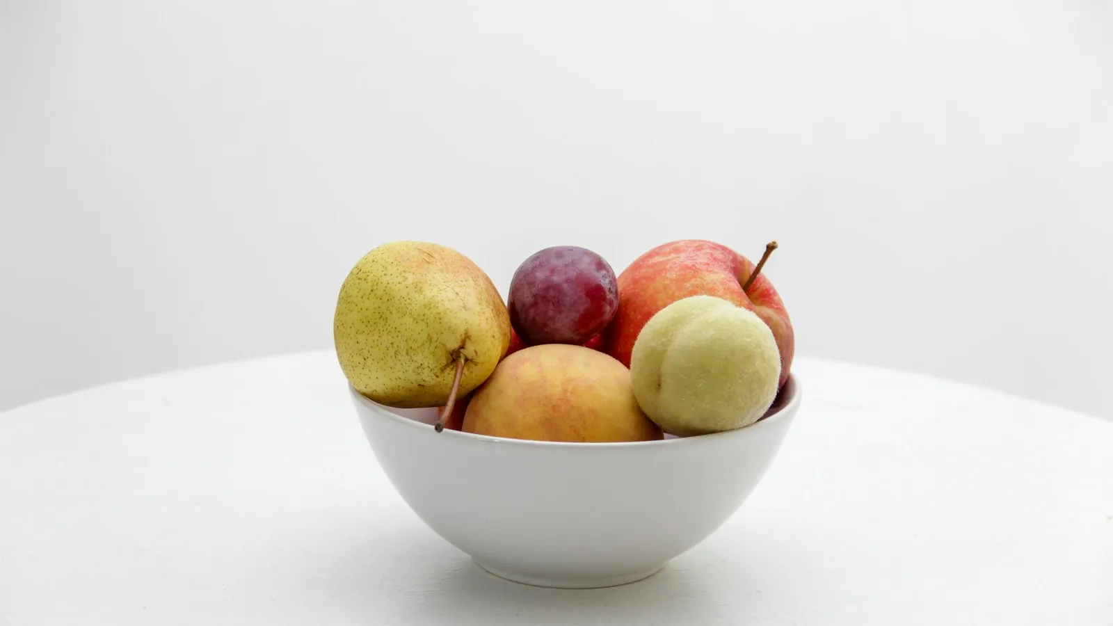 Fruteira na cozinha, onde aparecem mosquitinhos de fruta