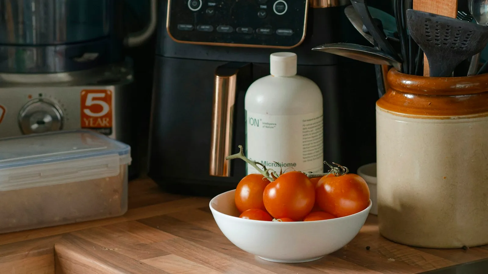 Air fryer limpa em bancada de cozinha