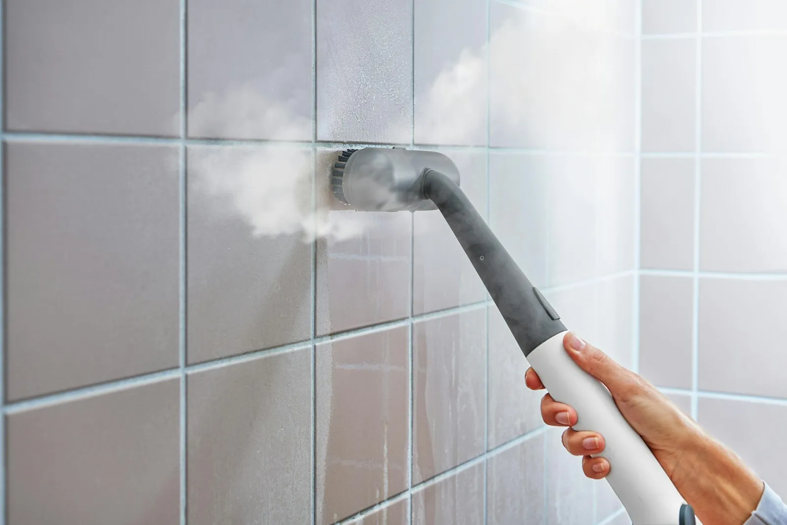 Limpeza de azulejos e rejunte com vaporizador