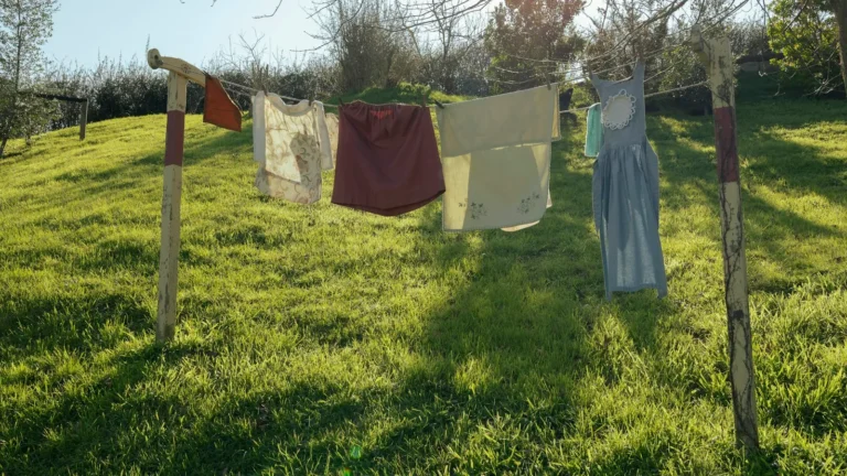 Roupa de academia secando ao sol depois de lavar