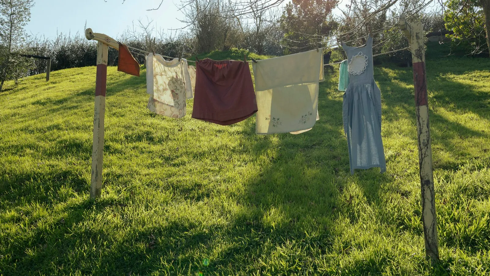 Roupa de academia secando ao sol depois de lavar