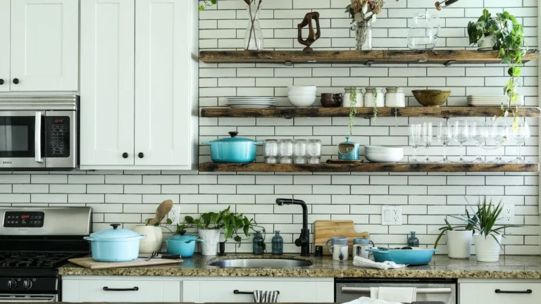 Cozinha pequena decorada: 20 ideias para organizar e decorar