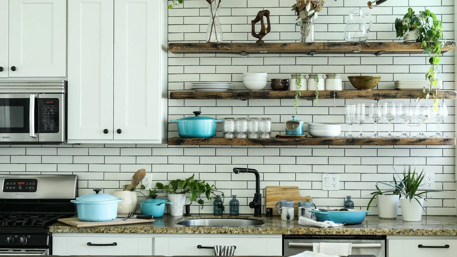 Cozinha pequena decorada: 20 ideias para organizar e decorar