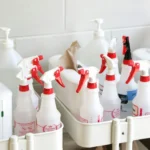 Borrifadores e produtos de limpeza organizados