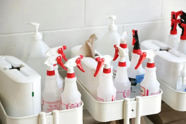Borrifadores e produtos de limpeza organizados