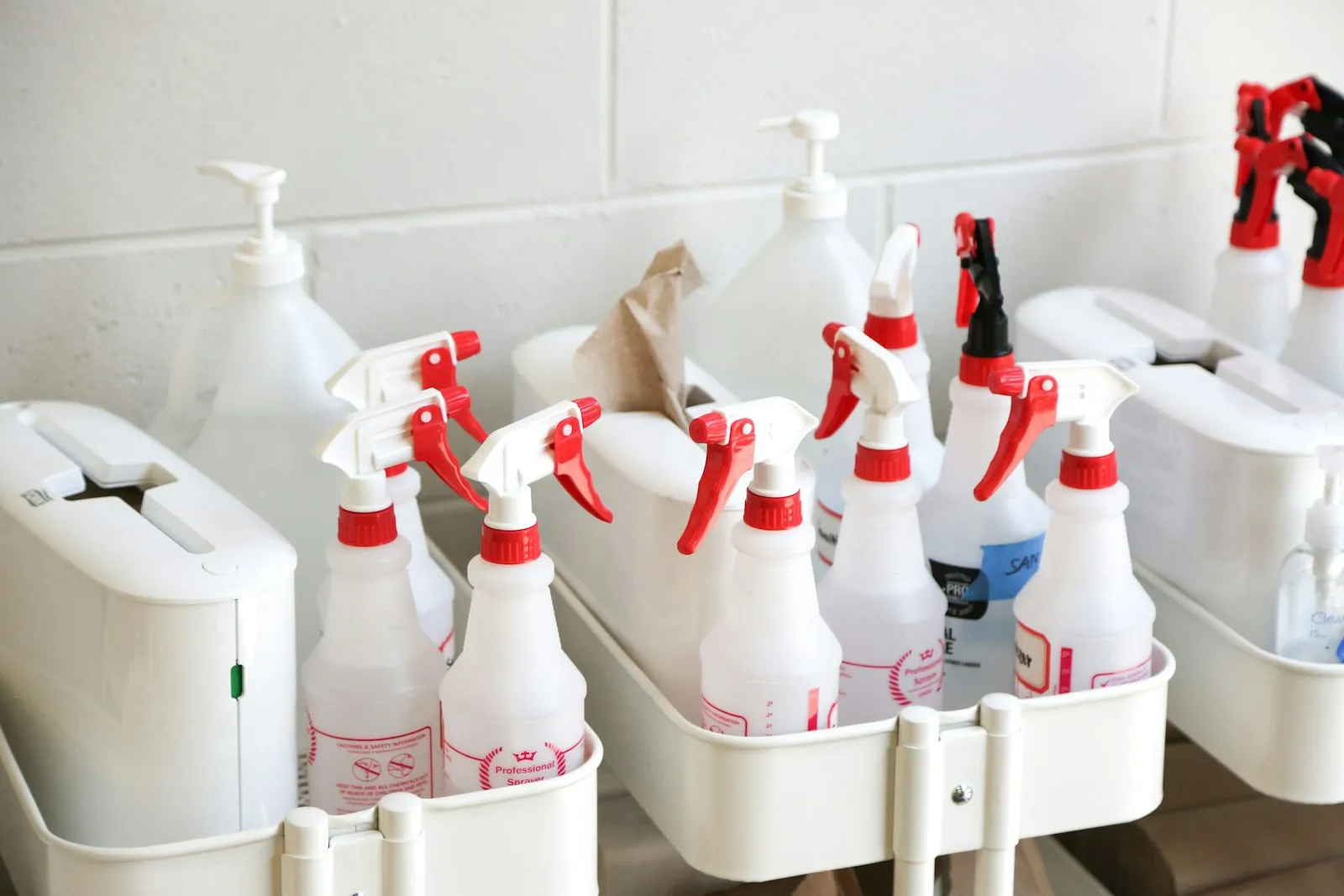 Borrifadores e produtos de limpeza organizados