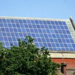 Casa com placas de energia solar no telhado