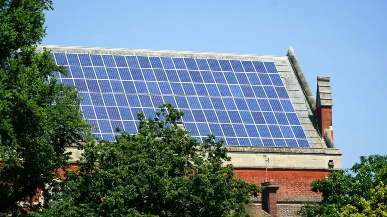 Casa com placas de energia solar no telhado