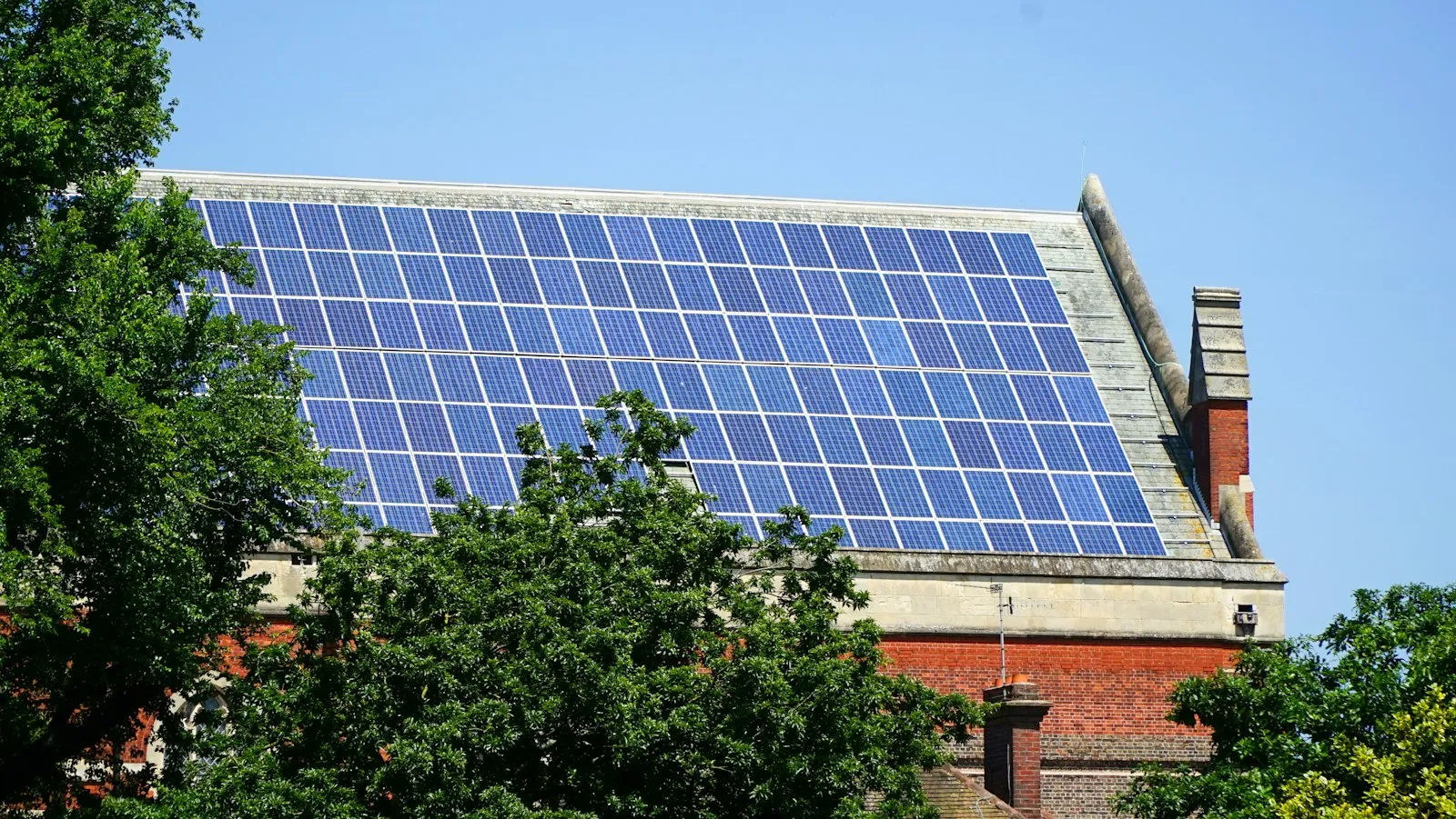 Casa com placas de energia solar no telhado
