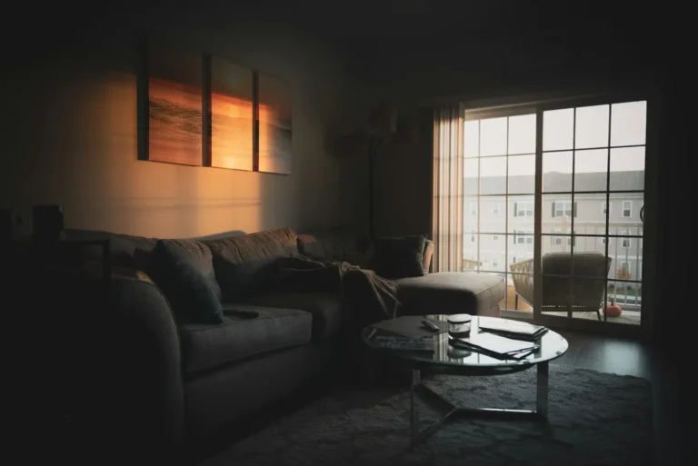 Sala de estar com sofá e iluminação à noite
