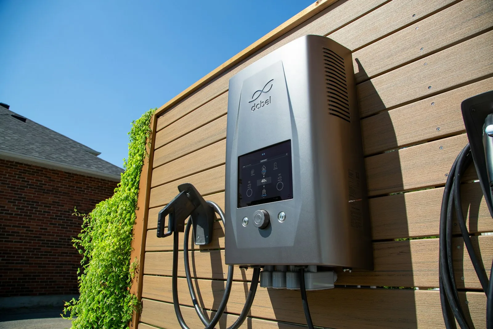 Carregador de carro elétrico instalado na parede externa de uma casa